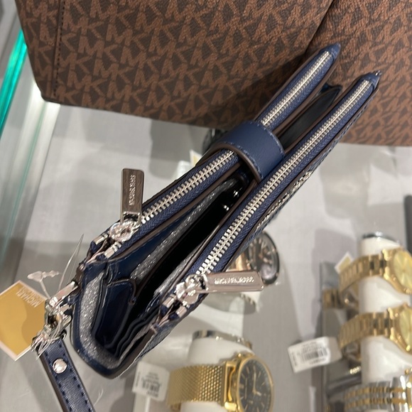 MICHAEL KORS JST LG DOUBLE ZIP WRISTLET WALLET PHONE HOLDER 
Navy Multi 
NWT - Picture 5 of 16